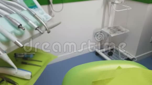 女人觉得牙疼在牙医椅上等医生止痛药视频的预览图