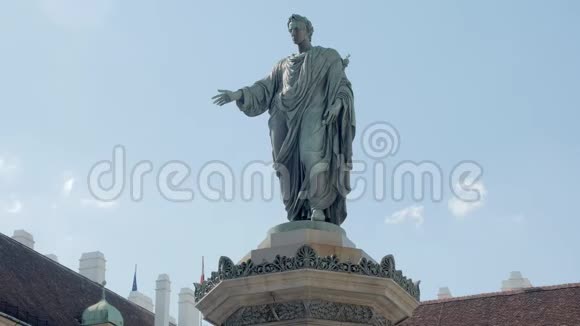 古代统治者的雕像戴着托加这是奥地利维也纳令人惊叹的雄伟纪念碑倾斜着视频的预览图