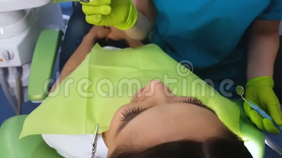 精心治疗牙齿专业牙科服务口腔卫生视频的预览图