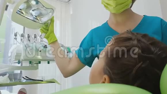 专业牙医治疗儿童牙齿蛀牙治疗现代诊所视频的预览图