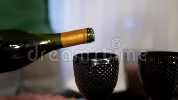 侍酒师在酒窖里品酒他正把一杯极好的红酒倒在杯子里视频的预览图