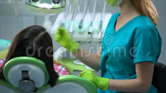 牙医完成手术并给病人一些牙齿护理建议视频的预览图