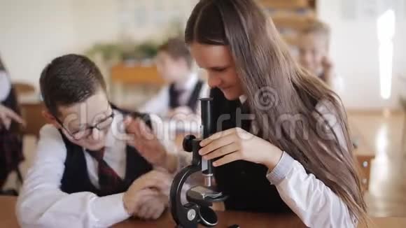 大学生穿校服工作显微镜坐在教室里学校教育的理念视频的预览图
