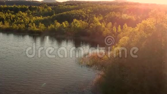 夏天美丽的日落在TE湖上是鸟瞰图视频的预览图