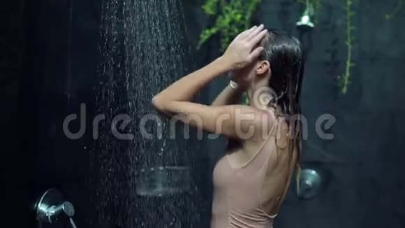 女孩在水疗后淋浴户外淋浴完美的夏日视频的预览图