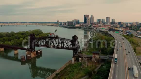俄亥俄州河路易斯维尔肯塔基市中心的空中透视图视频的预览图