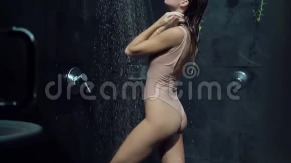 法布年轻模特站在水疗区外的淋浴下在治疗后放松视频的预览图