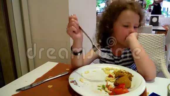 小女孩在餐桌上吃饭视频的预览图