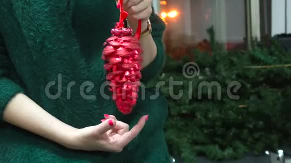 圣诞节装饰节日和人的概念接近女人手拿圣诞红锥视频的预览图