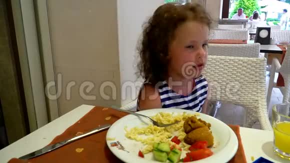 小女孩在餐桌上吃饭视频的预览图