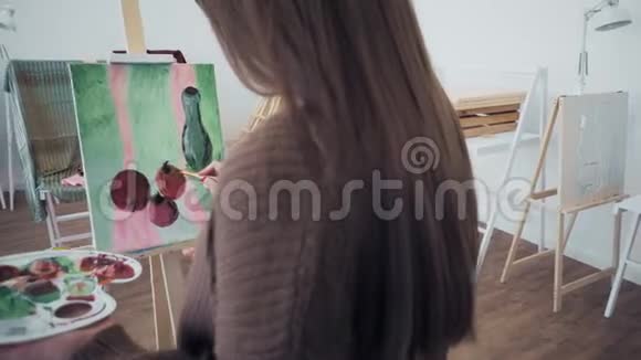 女画家画的是静物视频的预览图