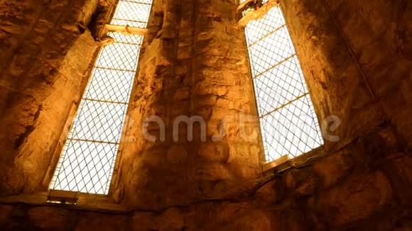 卡莫修道院窗户的内景视频的预览图