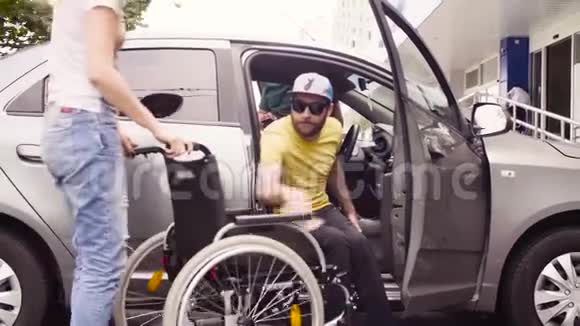 一个坐轮椅的男人和一个靠近汽车的女人视频的预览图