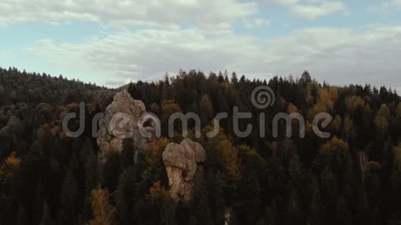 图斯坦遗址喀尔巴阡山上一座古老的城堡夏天阳光明媚视频的预览图