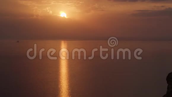 大西洋上令人叹为观止的日落明亮的金色太阳直射地平线射击天线视频的预览图