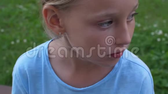 穿蓝色t恤的年轻女孩吃冷冻的Juce冰淇淋自上而下的特写镜头视频的预览图