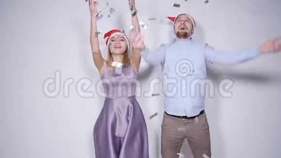 戴着圣诞帽跳舞微笑的美丽情侣视频的预览图