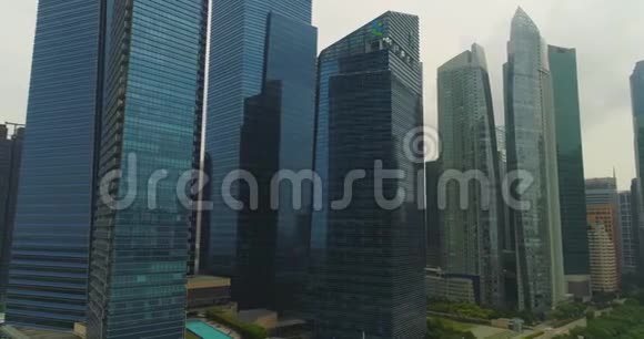 商业中心的玻璃摩天大楼视频的预览图
