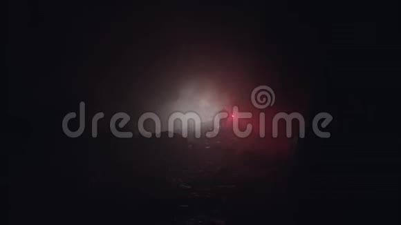 一个有红色燃烧信号的人的后视向光以走出洞穴库存数据视频的预览图