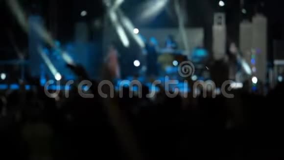 背景观众挥动手臂不同方向举起手摇滚乐队音乐会视频的预览图