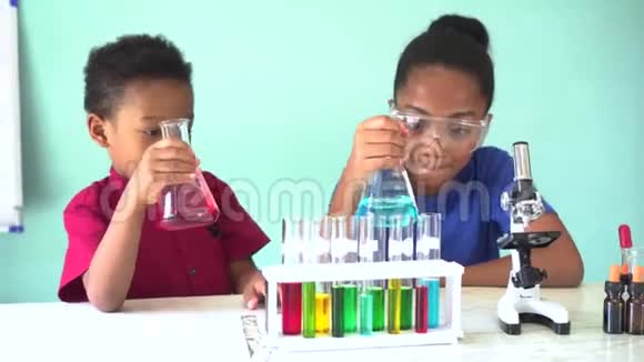 两个非裔美国混血儿测试化学实验视频的预览图