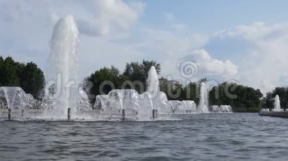莫斯科胜利公园喷泉日时间视频的预览图