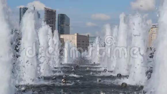 莫斯科胜利公园喷泉日时间视频的预览图