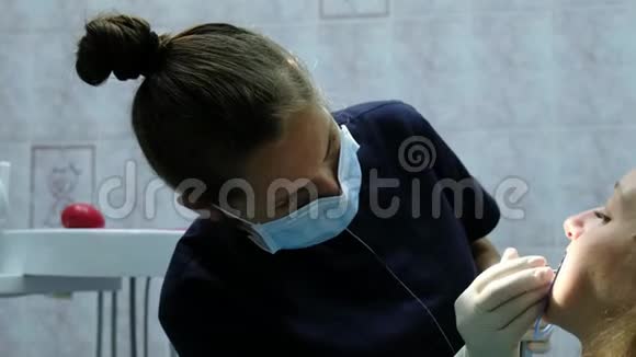 牙医在安装特写支架系统之前清洗和修复牙齿对正畸医生的访问视频的预览图