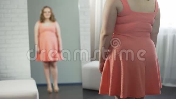 自恋型肥胖女士照镜子欣赏倒影和外表视频的预览图