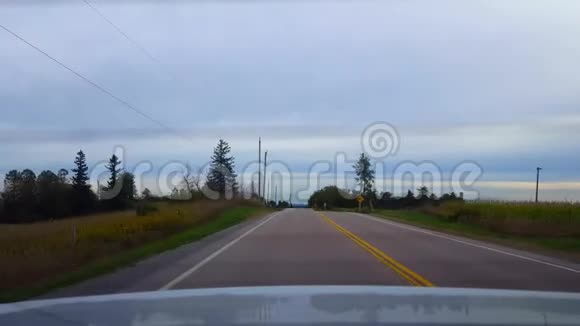 后景从后车行驶农村公路下阴天汽车角度POV后车乡村街视频的预览图