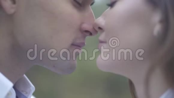 一对年轻夫妇亲吻男女摩擦鼻子和女朋友一起亲吻盖伊视频的预览图
