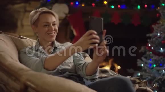 金发美女在圣诞夜自拍视频的预览图