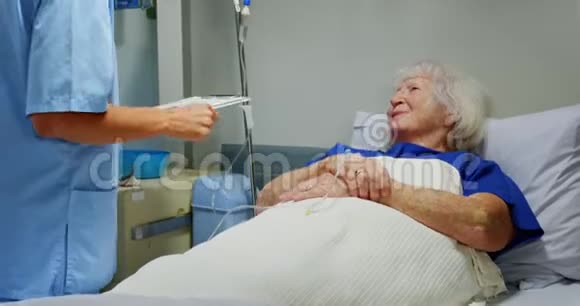 女护士调整静脉滴注4k视频的预览图