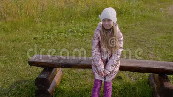 伤心的女孩坐在长凳上等人在户外视频的预览图