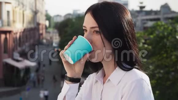 自信的女商人喝着咖啡在城市街道上休息和微笑视频的预览图