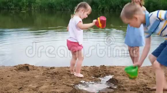 小朋友夏天在河里玩妈妈照顾孩子们视频的预览图