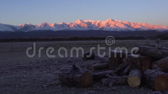 美丽的风景清晨在山上霜在草地上树林在前景上黄色的太阳光视频的预览图