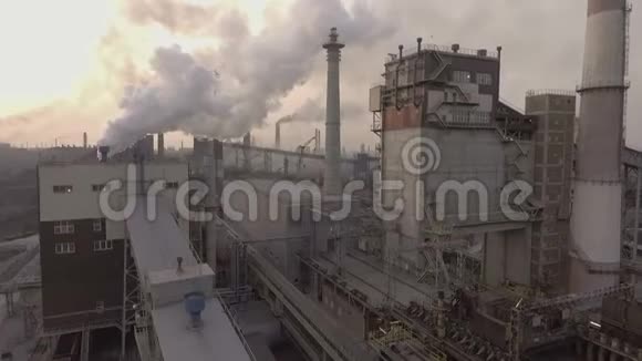 无人驾驶飞过冶金厂一大片的管道冒出很多脏烟视频的预览图