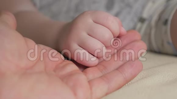 父亲和婴儿的手视频的预览图