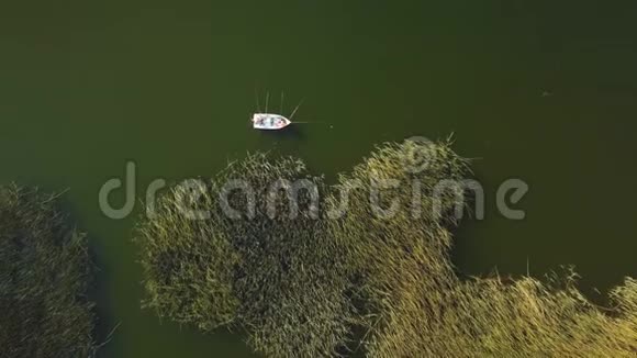 渔民在湖中捕鱼的4k天线视频的预览图