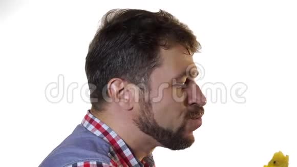 一个留胡子的人咬了一片多汁的黄色西瓜视频的预览图