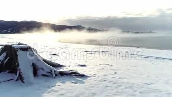 爱达荷州的小佩叶特湖冬天有冰的海岸和山的倒影视频的预览图
