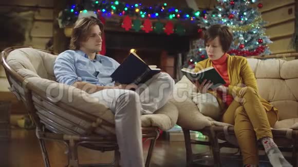年轻人和女人在圣诞节读书视频的预览图