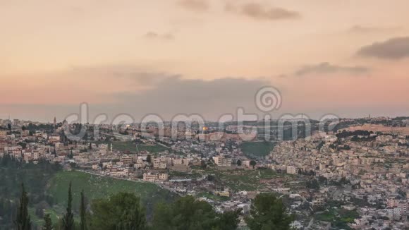 傍晚黄昏时分美丽的全景俯瞰耶路撒冷以色列时间推移视频的预览图