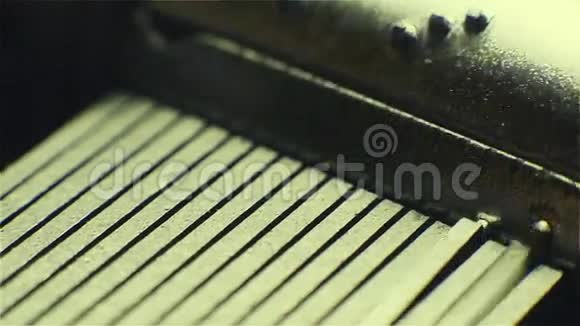 音乐盒一个小型手动操作关闭滚筒视频的预览图