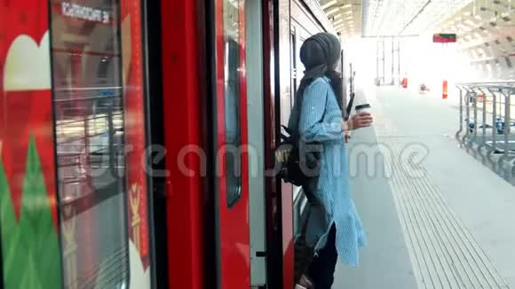 两个穿着穆斯林服装的女孩从火车上出来视频的预览图