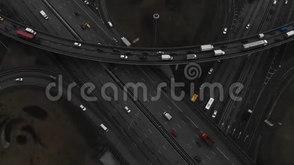 城市主要道路的俯视图道路交叉口的俯视图摄像机对准了路口视频的预览图