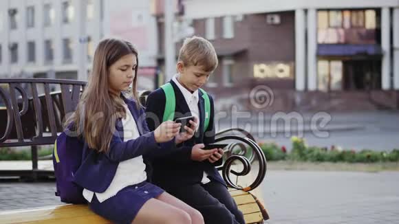 一男一女正在使用智能手机和平板电脑视频的预览图