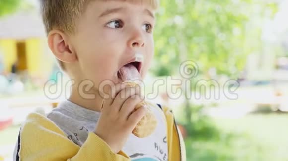 一个三岁的小男孩正在华夫饼杯里吃冰淇淋视频的预览图