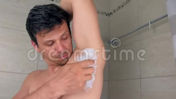 男人剃须腋窝脱毛膏使用刮刀在浴室在家里视频的预览图